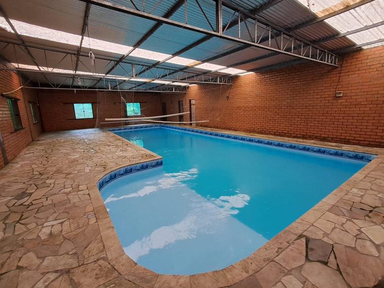 Piscina coberta em galpão, limpeza e tratamento de água pela Guizoni Piscinas