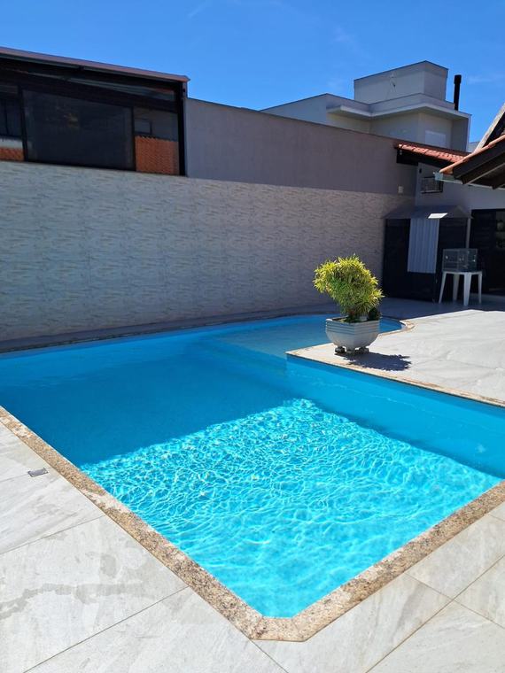 Piscina de fibra com prainha e borda de granito, manutenção Guizoni Piscinas