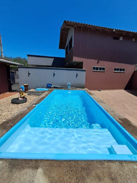 Piscina de fibra retangular com cascata instalada e mantida pela Guizoni Piscinas