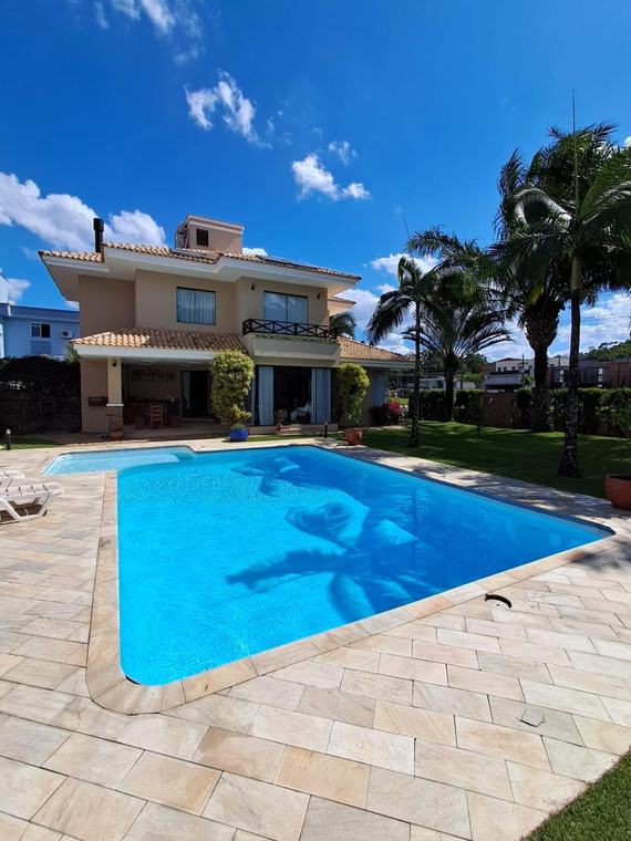 Piscina residencial ampla com palmeiras em Jaraguá do Sul, manutenção Guizoni Piscinas