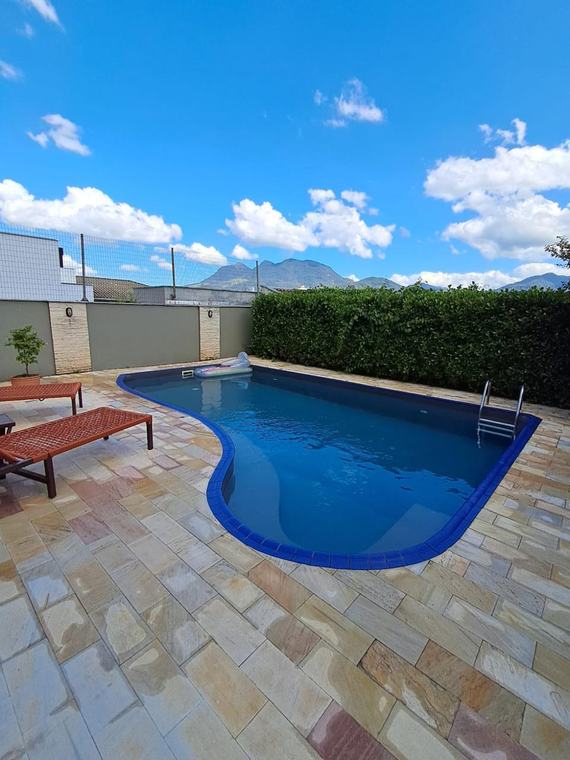Piscina de vinil azul com vista para a serra, troca de vinil e manutenção